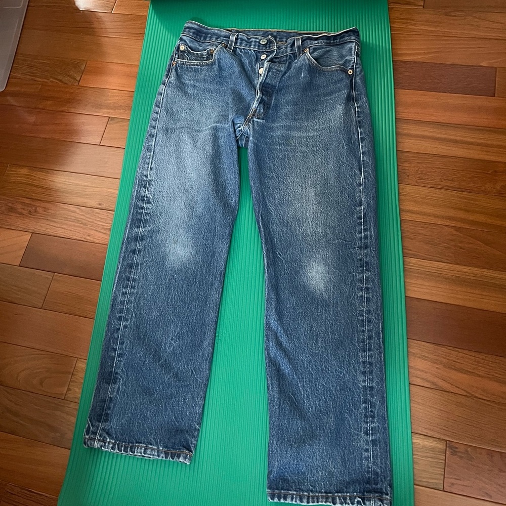 Men’s Levi’s 501 35 x 31 blue denim button fly straight leg